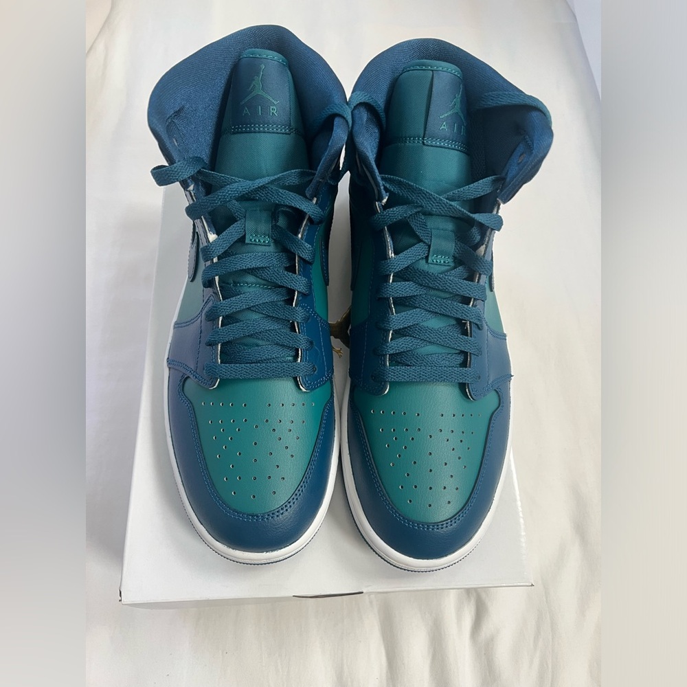 NEW AIR JORDAN 1 MID